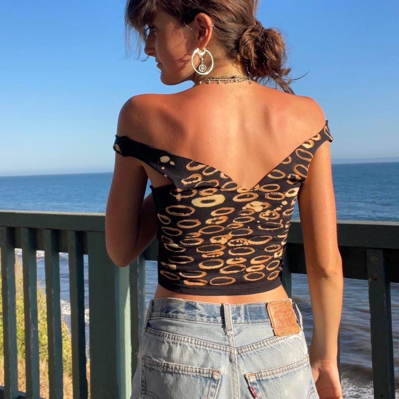 Abstract reversible off the shoulder tank