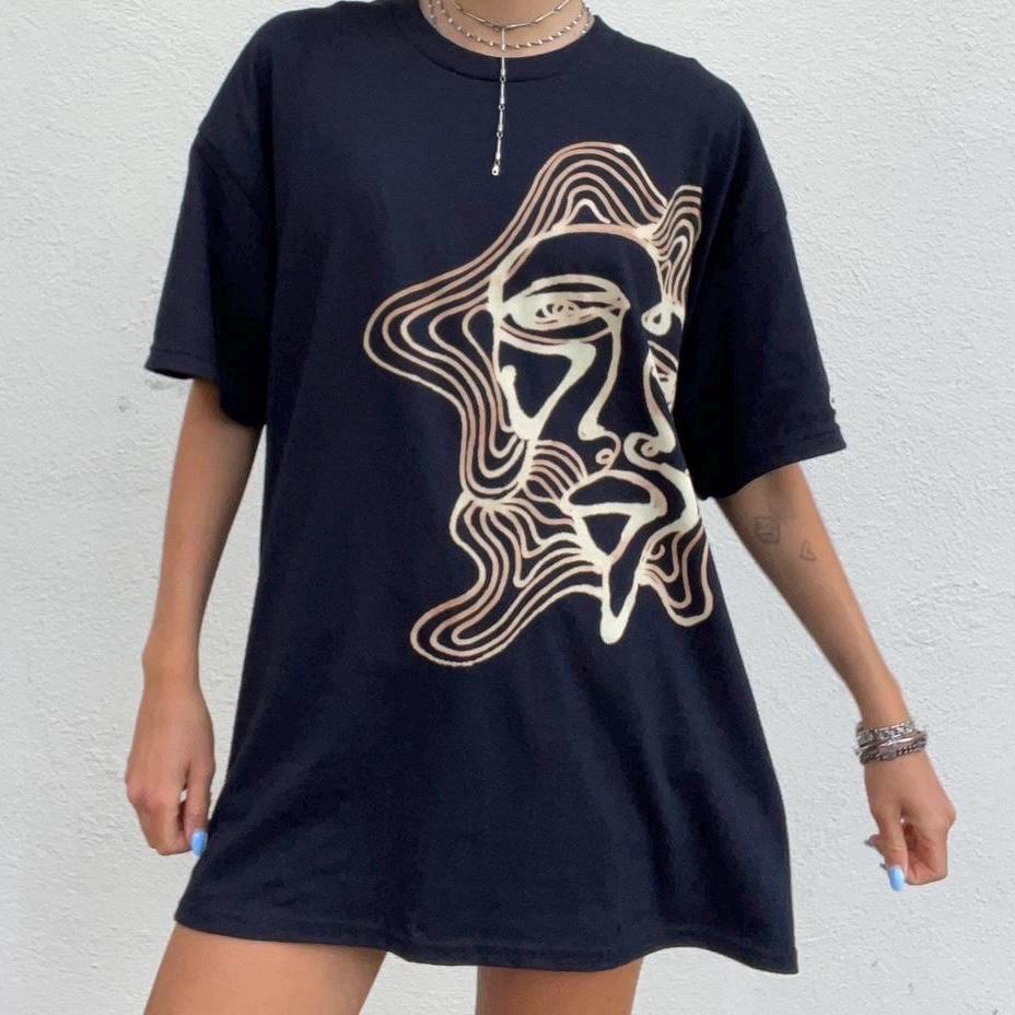 .One line faces and psychedelic stripe oversized tee