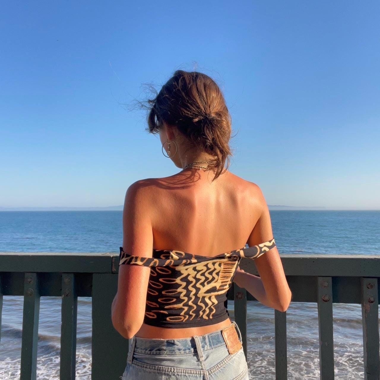 Abstract reversible off the shoulder tank
